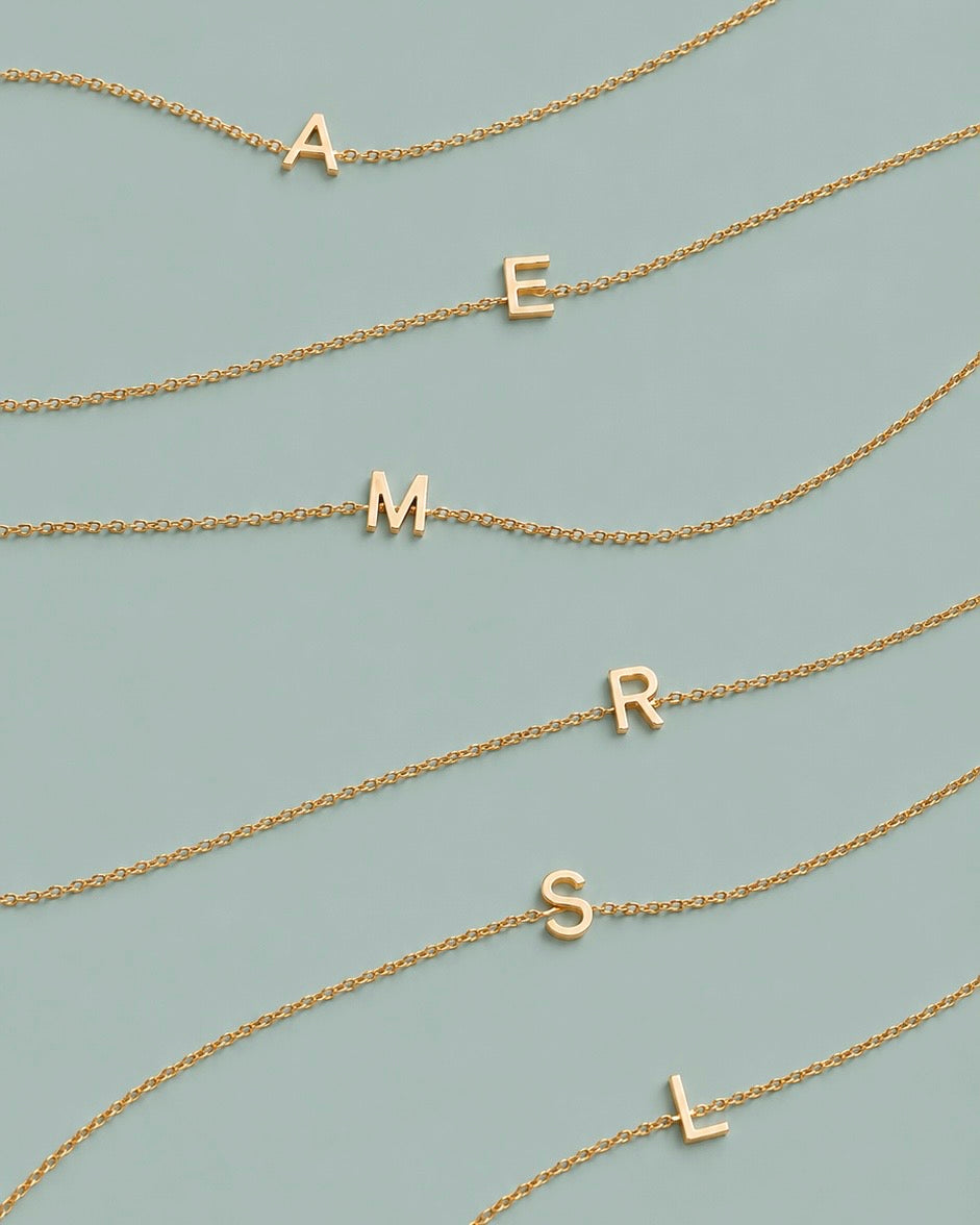 Colar Una Letter Dourado