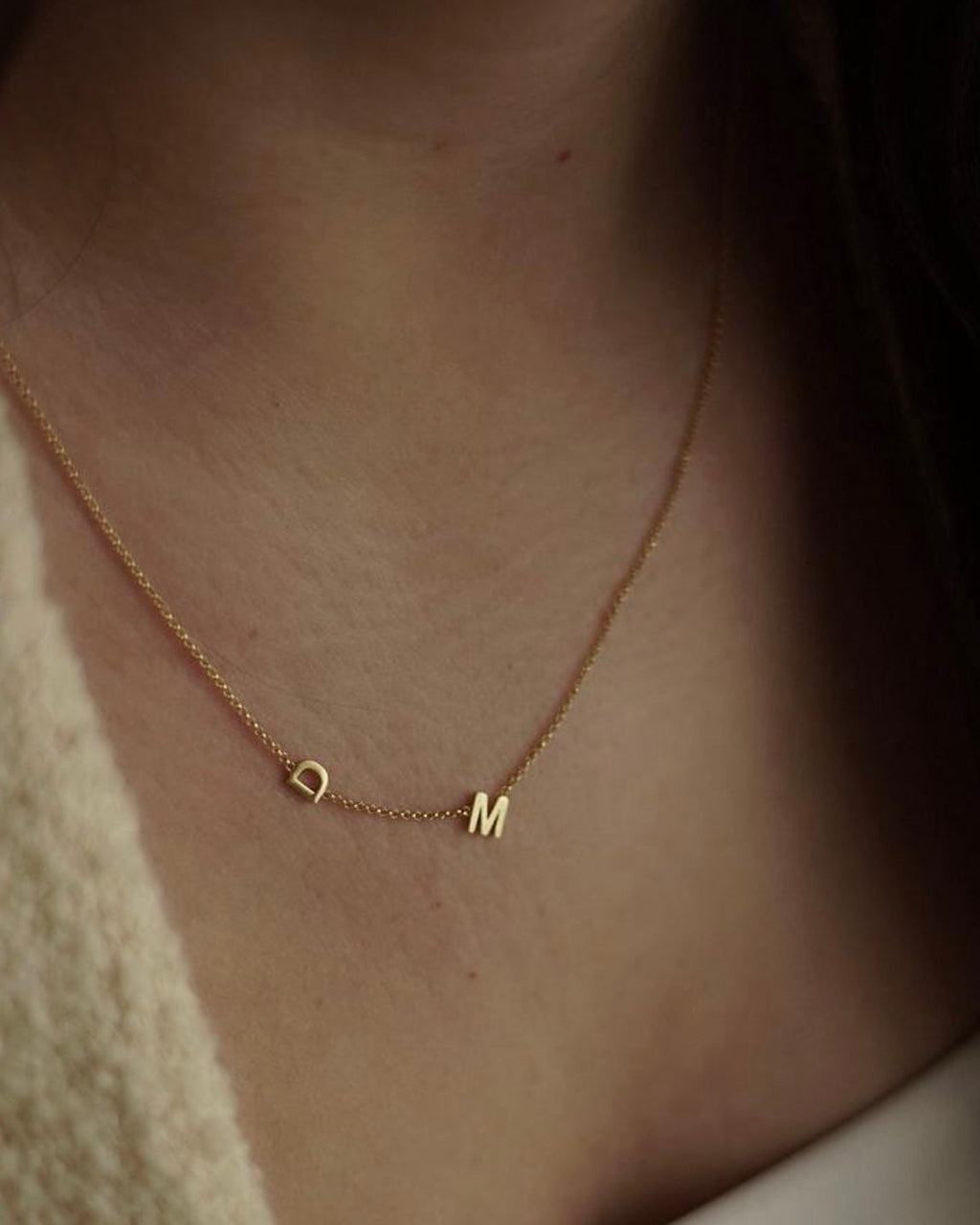 Colar Letter Dourado